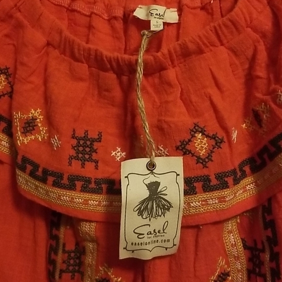 Easel Los Angeles Kylee Embroidered Top Red NWT - Picture 11 of 13